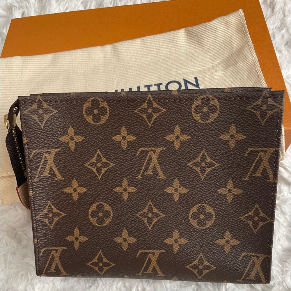 Authentic Louis Vuitton toiletry 19 nib